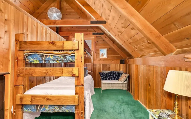 Rustic Knotty Pine - Minutes to the Water!