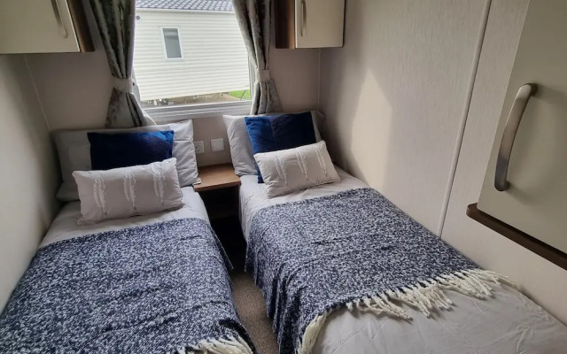 Immaculate 8-bed Cabin in Tattershall Lake