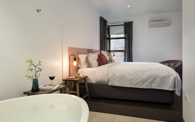 Lake Daylesford Lodge 6