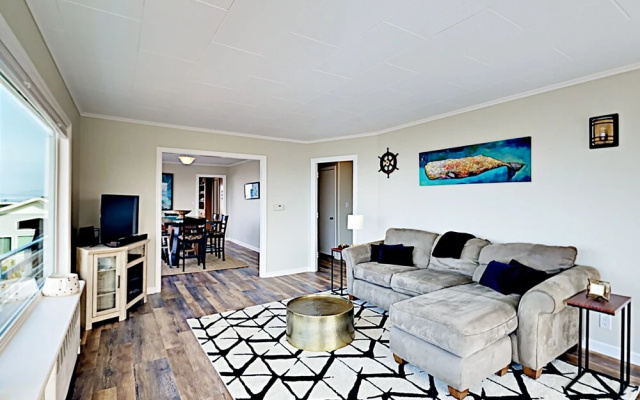 Ocean-View Beach - 6 Br Home