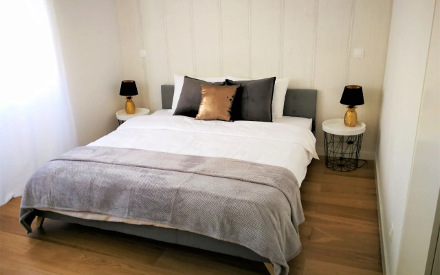 Industrial Lisbon Apartment - Adults Only