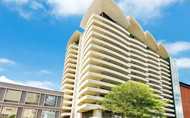QV Central Upscale Apt in a Hotel (929)