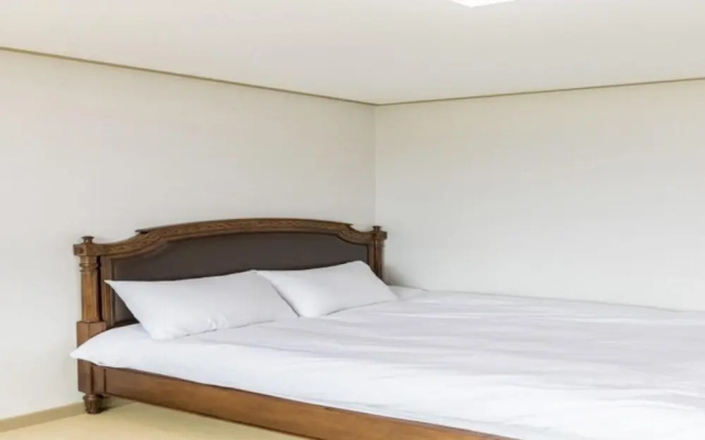 Seogwipo Toto Pension (Near Soesokkak, Outdoor Terrace)(서귀포 토토펜션 (쇠소깍인근,야외테라스))
