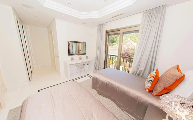 Luxury 3BDRS apt. In Mistral Beach with sea views.