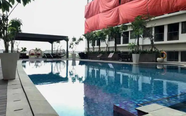 Cozy Studio Apartment at LRT City Jatibening By Travelio