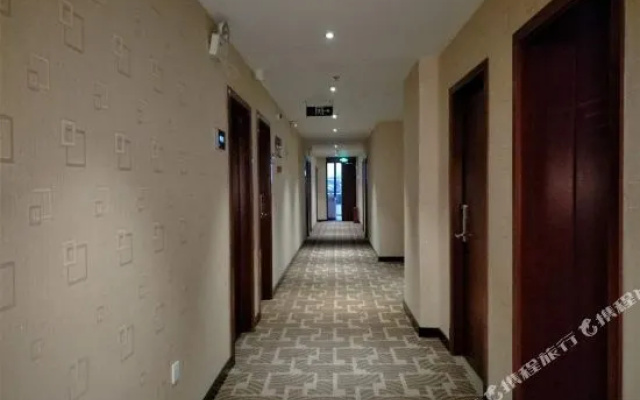 Suining 8 Hotel Southeast Comer Fliyover Store