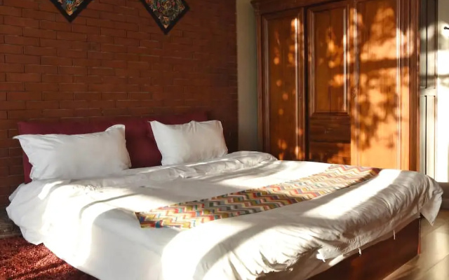 Baicaoyuan Theme Inn