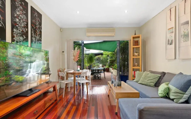 Spacious 2-bed Townhouse With Garage & Patio