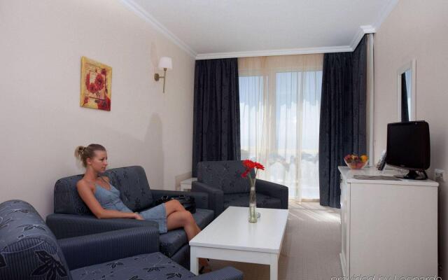 Отель Festa Pomorie Resort Поморие комната для гостей