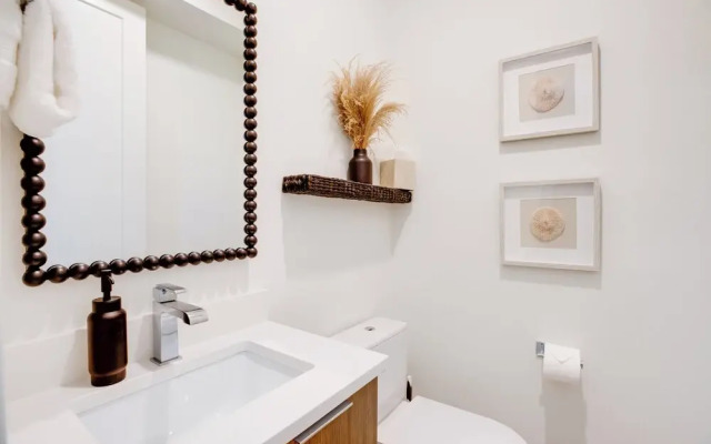 Luxe Seaside Vacation Rental: Walk Downtown!
