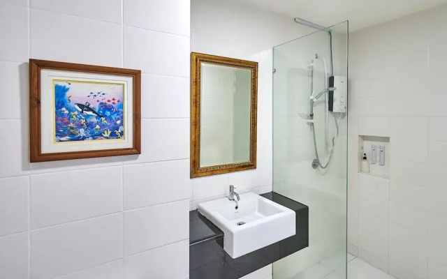 OYO Home 44001 Elegant Studio Setia Alam Trefoil