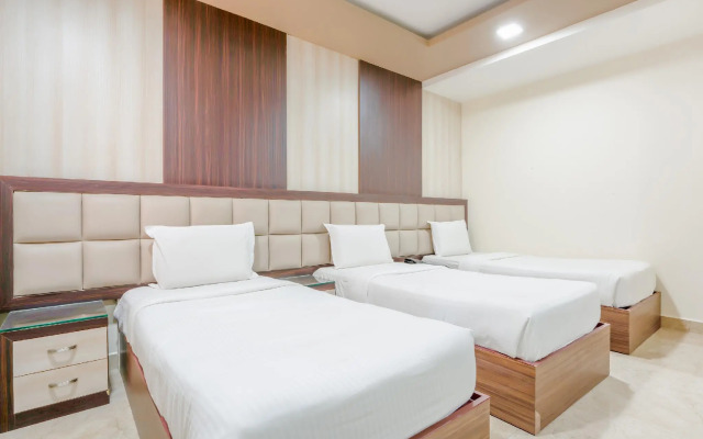 OYO Collection O 79286 The 33 Hotel
