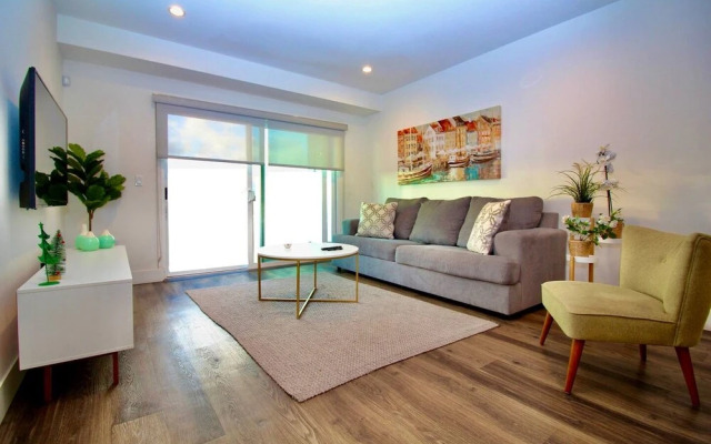 Los Angeles Grand Suites • Free Reserved Parking