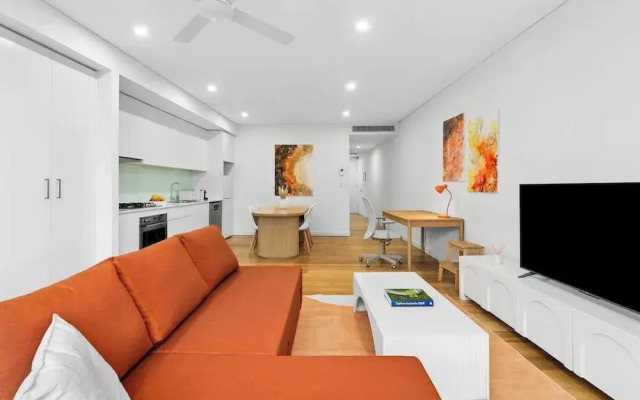 Central Art-filled 2 Beds With Balcony Aircon