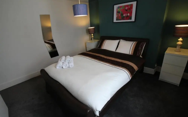 Kensington 3 Bed 2 Bath Apartment