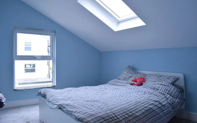 Retro 2 Bedroom Flat in Clapham