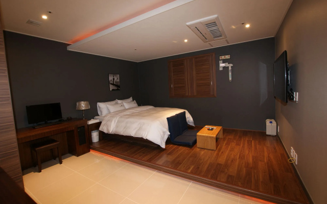 River Hotel
