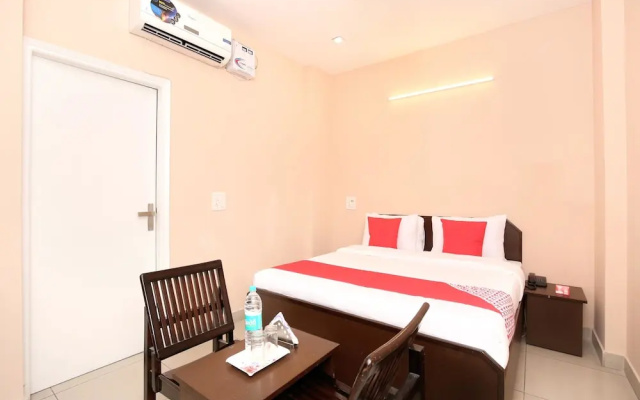OYO 13037 Hotel Ambassador