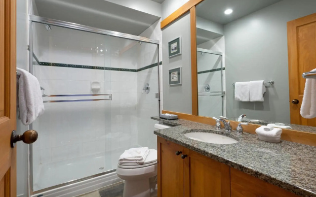 Beautifully Renovated, Fantastic Views Ski in out 3 Beds - Mountain Star