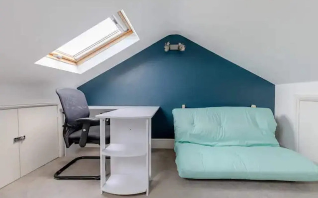 Beautifully Designed 2BD House - by Queen's Park!