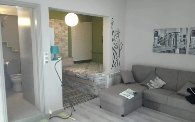 TS1-George's apartments by the airport