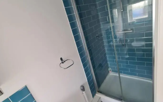 Groundfloor 1 bedroom apartment with free parking!