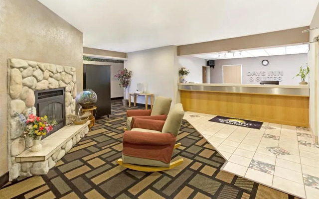 Days Inn & Suites Castle Rock