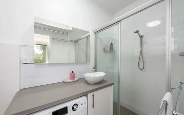 Lovely Studio With Free Parking in East Melbourne!