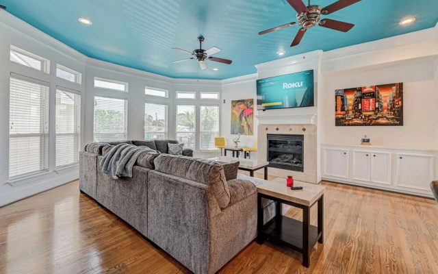 Vibrant Haven With Rooftop Patio