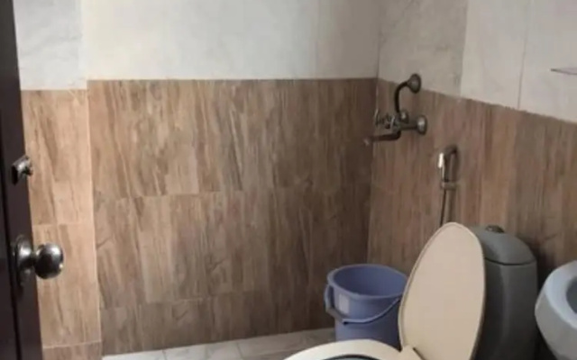 Hotel Roadway Inn Delhi by Goroomgo