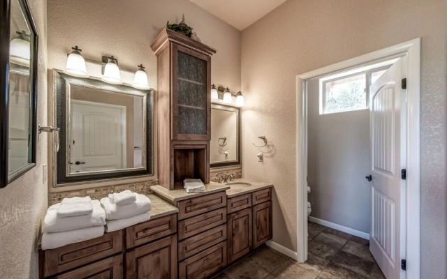 Adobe Mountain Views - Four Bedroom Cabin with Hot Tub