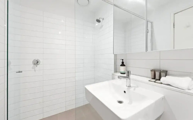 Sleek South Yarra 2-bed With Alfresco Dining