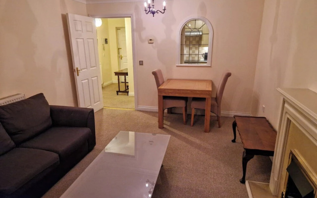2 Bed Flat - Sleeps 4 - Parking - Wifi