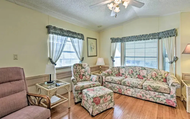 Bright Home: Pool Access & Screened-in Porch!