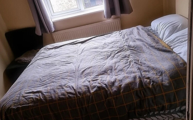 Captivating 3-bed in Wednesbury, Free Parking