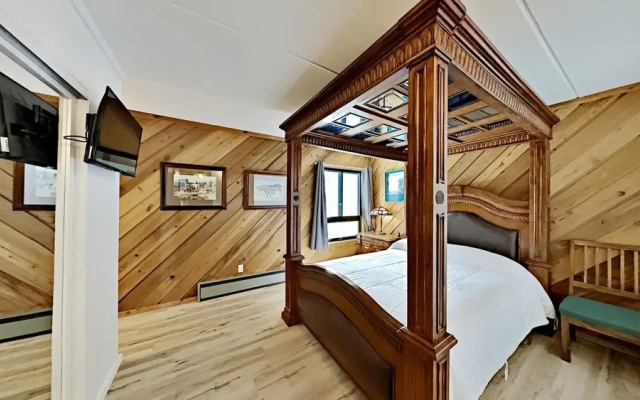 3 Bedroom Condo with Amazing Location Just Steps to Mammoth Mountain by RedAwning
