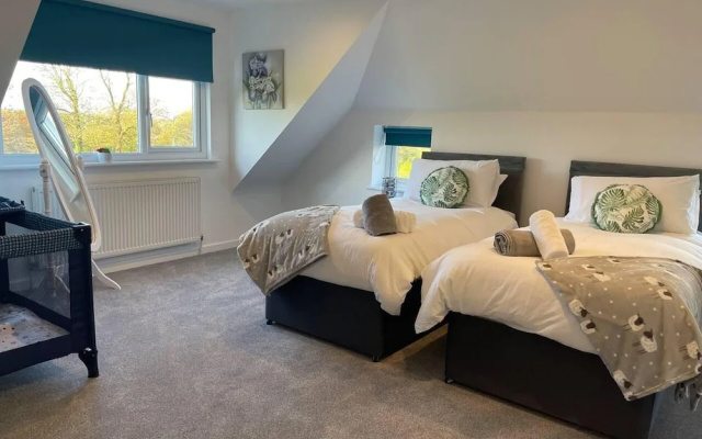 Luxury 5-bed House With Tennis Court & Games Room