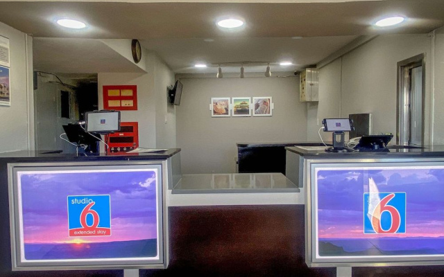 Studio 6 Wichita, KS - Airport