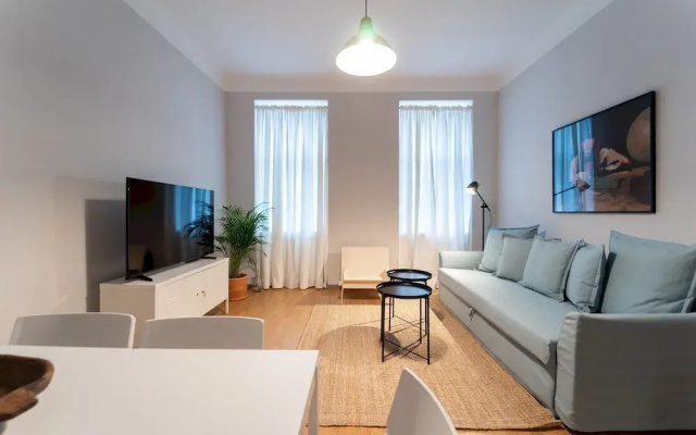 Spacious 2bdr Apt in Beautiful Neighborhood