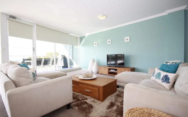 Oasis, Unit 11/5 Laman Street