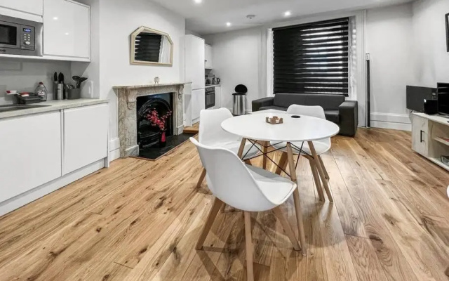 Bright and spacious 1-BDR flat w/ free parking