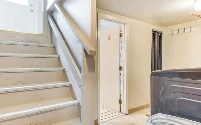 Pet-friendly Abode, 2 Mi to Dtwn Evanston!