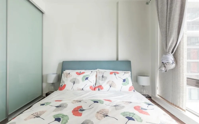 Stylish and Bright 1BR Condo King West