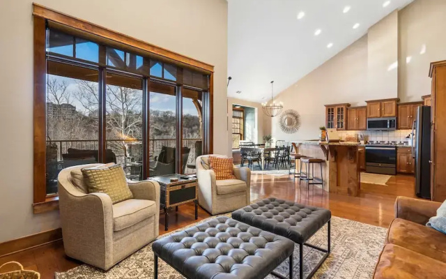 Penthouse 7 on Taneycomo - Chic Waterfront Condo!