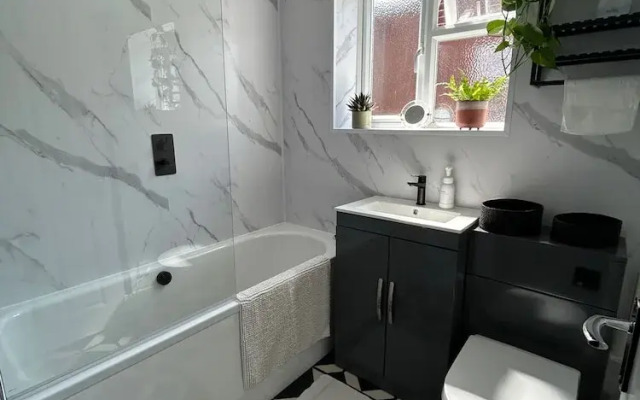 Homely 2-bed Apartment - Sleeps 3 & Parking