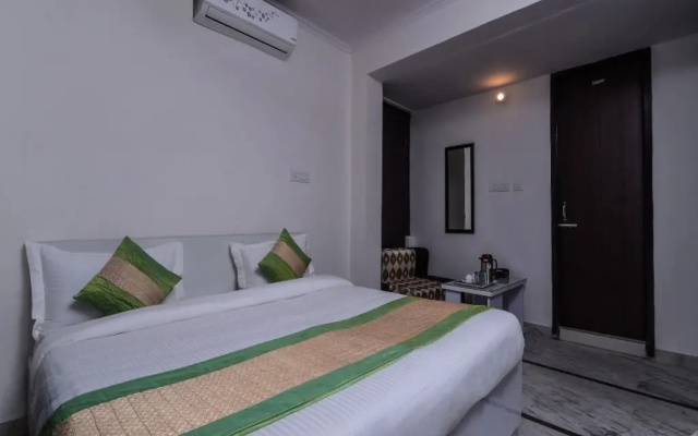 Golden Plaza By OYO Rooms