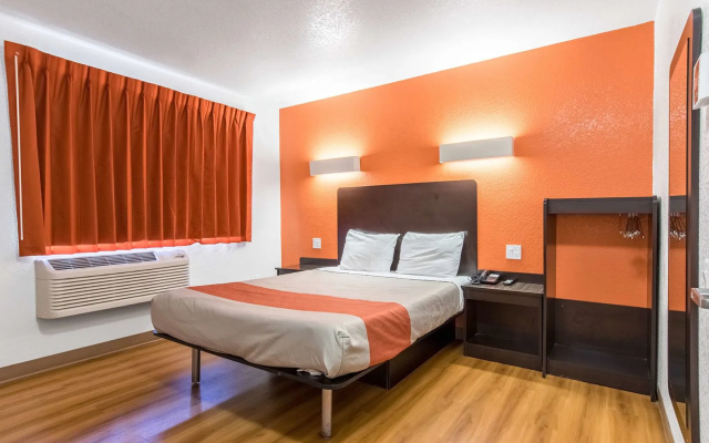 Motel 6 Bakersfield, CA - Central
