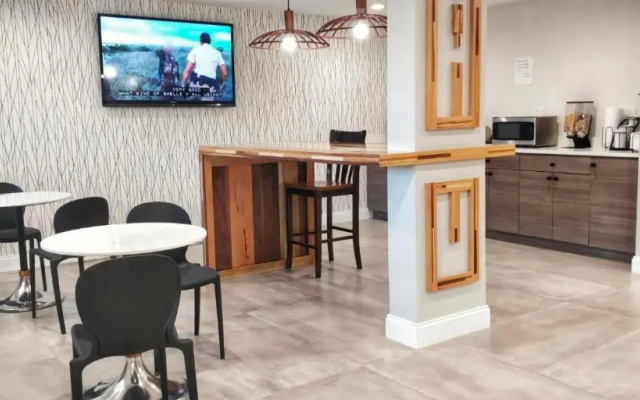 Arya Inn & Suites