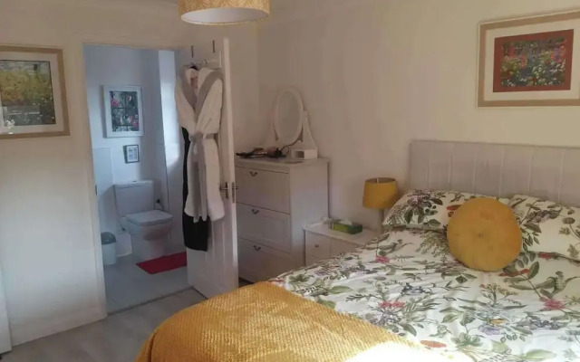 1-bed Seaside Retreat - Sleeps 2, Parking & Garden