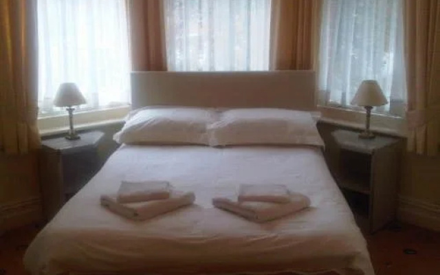 Churchills Hotel